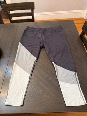 ✨ Chic Color-Block! Avia Performance Leggings 🧘‍♀️